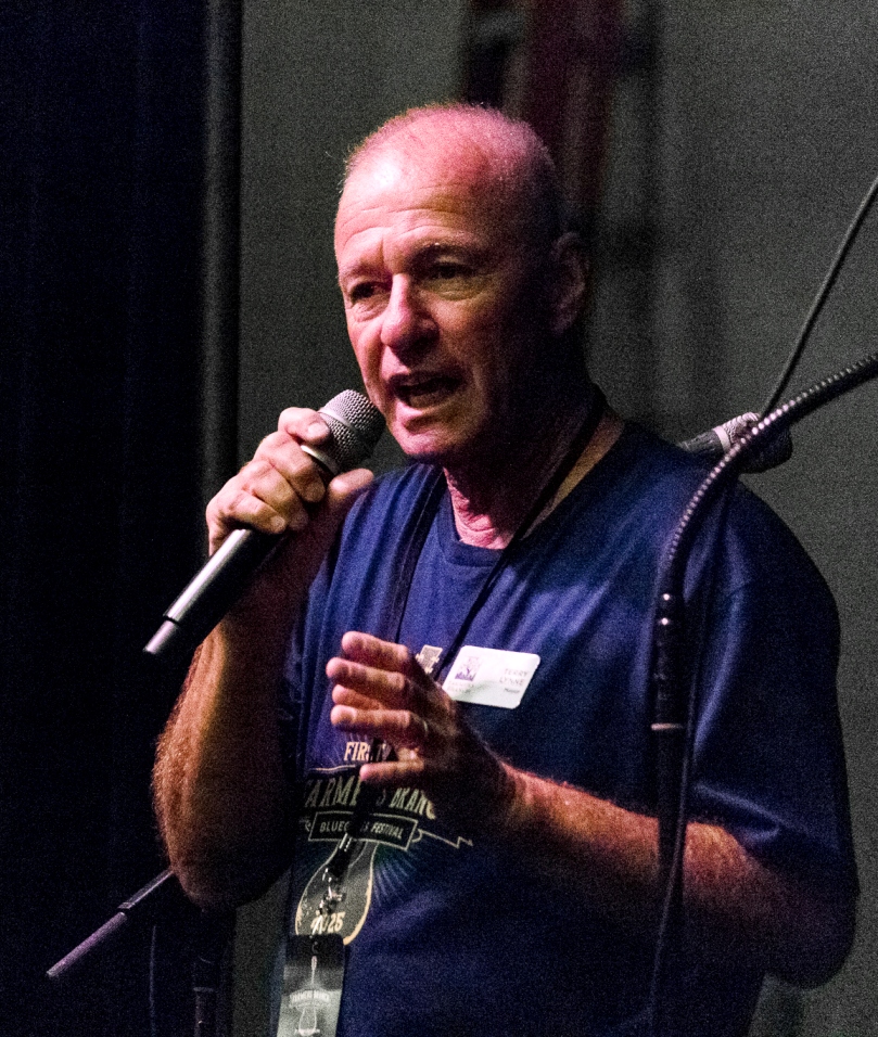 Mayor Terry Lynne welcomes crowd to inaugural Farmers Branch Bluegrass Festival (by Nate Dalzell)