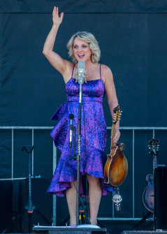 Rhonda Vincent at Bloomin Bluegrass 2024 (by Nate Dalzell)