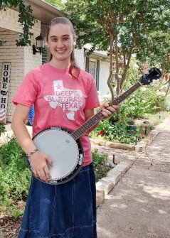 Hannah B starts on banjo (June 2025) ©Julie Tompkins