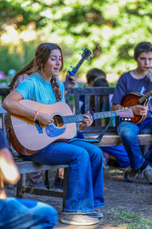 Jamming at Bloomin Bluegrass 2024 (by Randy Watkins)