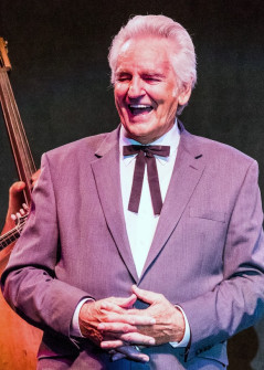 Del McCoury as an Earl of Leicester (Oct 2017)(photo by Nate Dalzell)