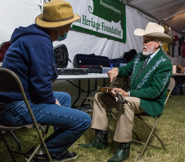Doyle Lawson evaluates a mandolin at Bloomin' 2020 (Nate Dalzell)