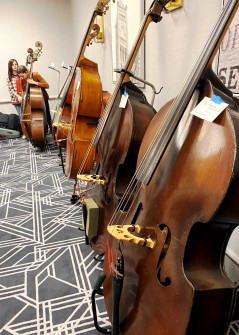 Basses on display at Great American Vintage BassFest 2025 (© Angela Personeni)